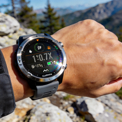 Garmin Fenix 7X户外运动手表佩戴在手腕上的展示